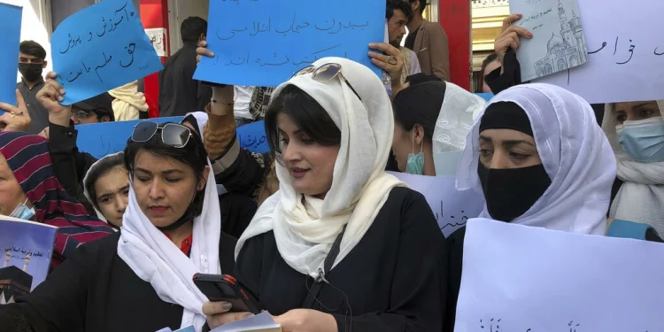 Afghanistan : les femmes interdites de prendre l’avion sans accompagnateur masculin