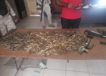 Surpris avec des armes et de munitions, 4 bandits subissent la loi de « Bwa Kale » aux Gonaïves