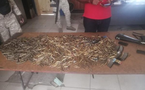 Surpris avec des armes et de munitions, 4 bandits subissent la loi de « Bwa Kale » aux Gonaïves