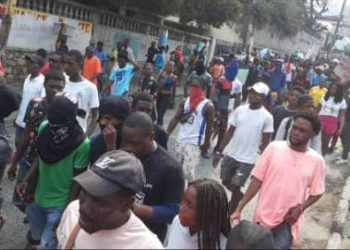 Haïti-Politique : des militants dans les rues de Pétion-Ville pour exiger le départ d’Ariel Henry