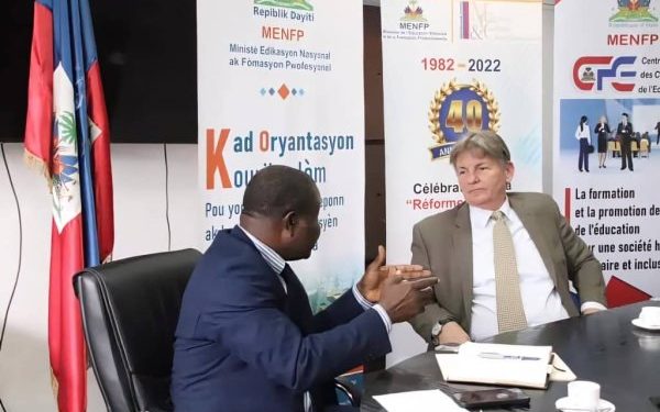 Renforcement de l’Éducation en Haïti : le diplomate américain Dennis B. Hankins s’est entretenu avec le ministre Augustin Antoine