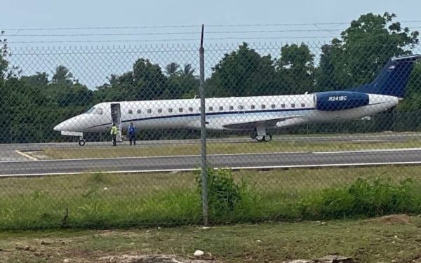 Vol inaugural aux Cayes : un avion de la compagnie IBC répond à l’appel du gouvernement haïtien