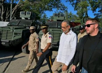 Le Premier ministre Alix Didier Fils-Aimé vêtu