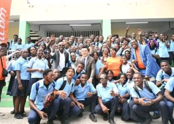 Programme Klere Lavni : Natcom octroie un système de panneaux solaires durables au Lycée Jean-Marie Vincent