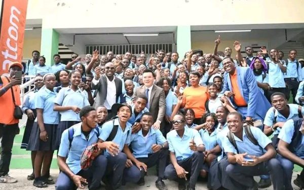 Programme Klere Lavni : Natcom octroie un système de panneaux solaires durables au Lycée Jean-Marie Vincent