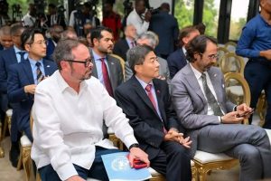 Des représentants du corps diplomatique.