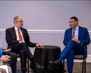 Le Premier ministre Alix Didier Fils-Aimé, vêtu d’un costume noir, s’entretient avec son homologue jamaïcain.