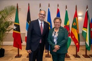 Le Premier ministre Alix Didier Fils-Aimé en photo avec la secrétaire générale de la CARICOM, Mme Carla Barnett.
