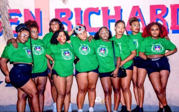 Des femmes membres de l'organisation Ekip Mabout