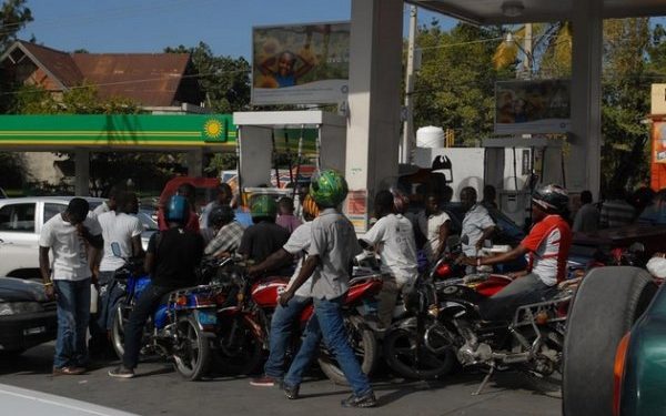 Carburant : le Ministère du commerce dénonce une rareté artificielle et annonce des sanctions contre les contrevenants