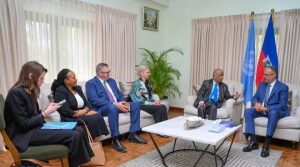 Le Premier ministre Alix Didier Fils-Aimé s'entretient avec les membres de la délégation.