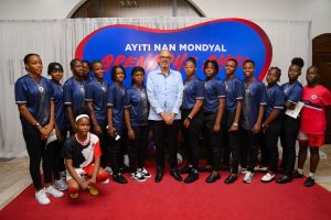 Le Chef du Gouvernement accompagné joueuses de la sélection haïtienne féminine de football 