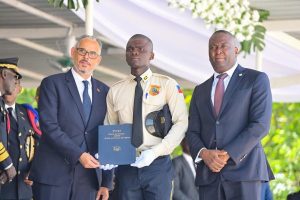 Le Premier ministre Alix Didier Fils-Aimé à droite d'un nouveau policiers, à gauche le Ministre de la Justice, Me Patrick Pélissier 