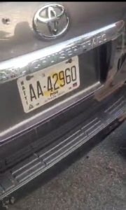 La plaque d'immatriculation du véhicule
