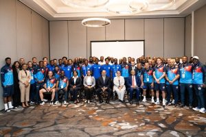 Le Premier ministre Alix Didier Fils-Aimé et sa délégation posent avec les joueurs de la sélection nationale et le staff technique