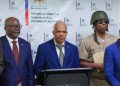 Le ministre Vijonet Demero debout au milieu des autres autorités