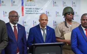 Le ministre Vijonet Demero debout au milieu des autres autorités 