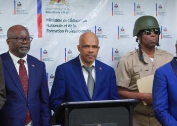 Le ministre Vijonet Demero debout au milieu des autres autorités