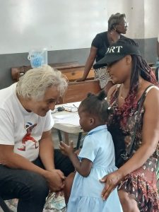 Le Dr Frantz Large consultant une fillette accompagnée de sa mère