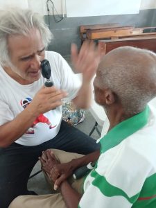 Le Dr Frantz Large examine un patient septuagénaire