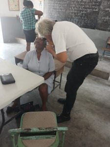 Le Dr Frantz Large consultant une octogenaire