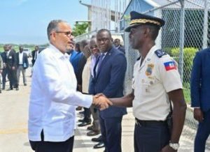 Photo d'archives : Le Premier ministre Alix Didier Fils-Aimé salué par le Directeur général de la PNH, Vladimir Jonas Paraison