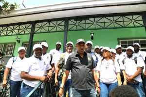 Le ministre de la santé, Dr Signal Bertrand vêtu d'un t-shirt noir et les autres membres de la mission en blanc