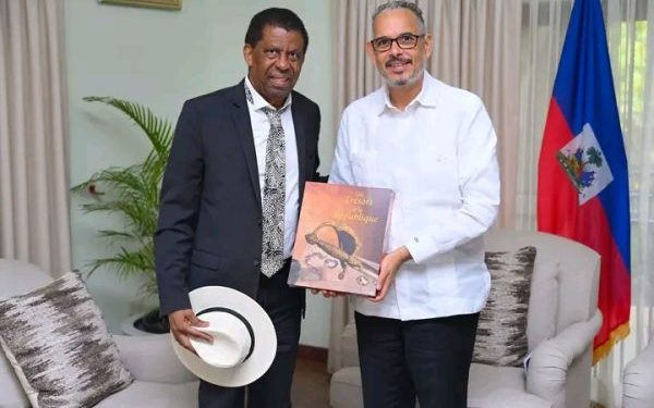 À la Primature, Dany Laferrière et Alix Didier Fils-Aimé échangent sur le rôle de la culture dans l&rsquo;avenir d&rsquo;Haïti
