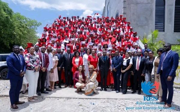 Haïti : le REN célèbre la graduation de 400 jeunes et plaide pour une jeunesse au service de la nation