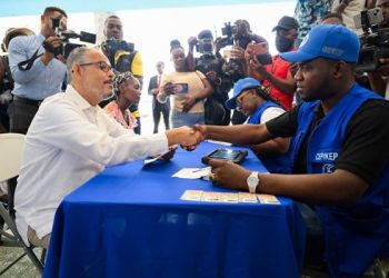 Haïti – Élections : le Premier ministre montre la voie en s&rsquo;inscrivant au registre électoral