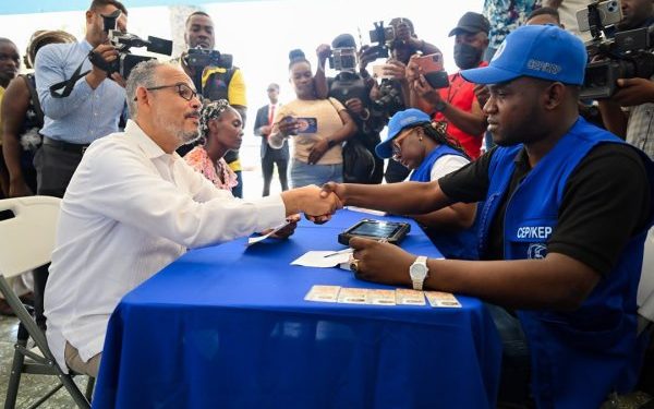 Haïti – Élections : le Premier ministre montre la voie en s&rsquo;inscrivant au registre électoral